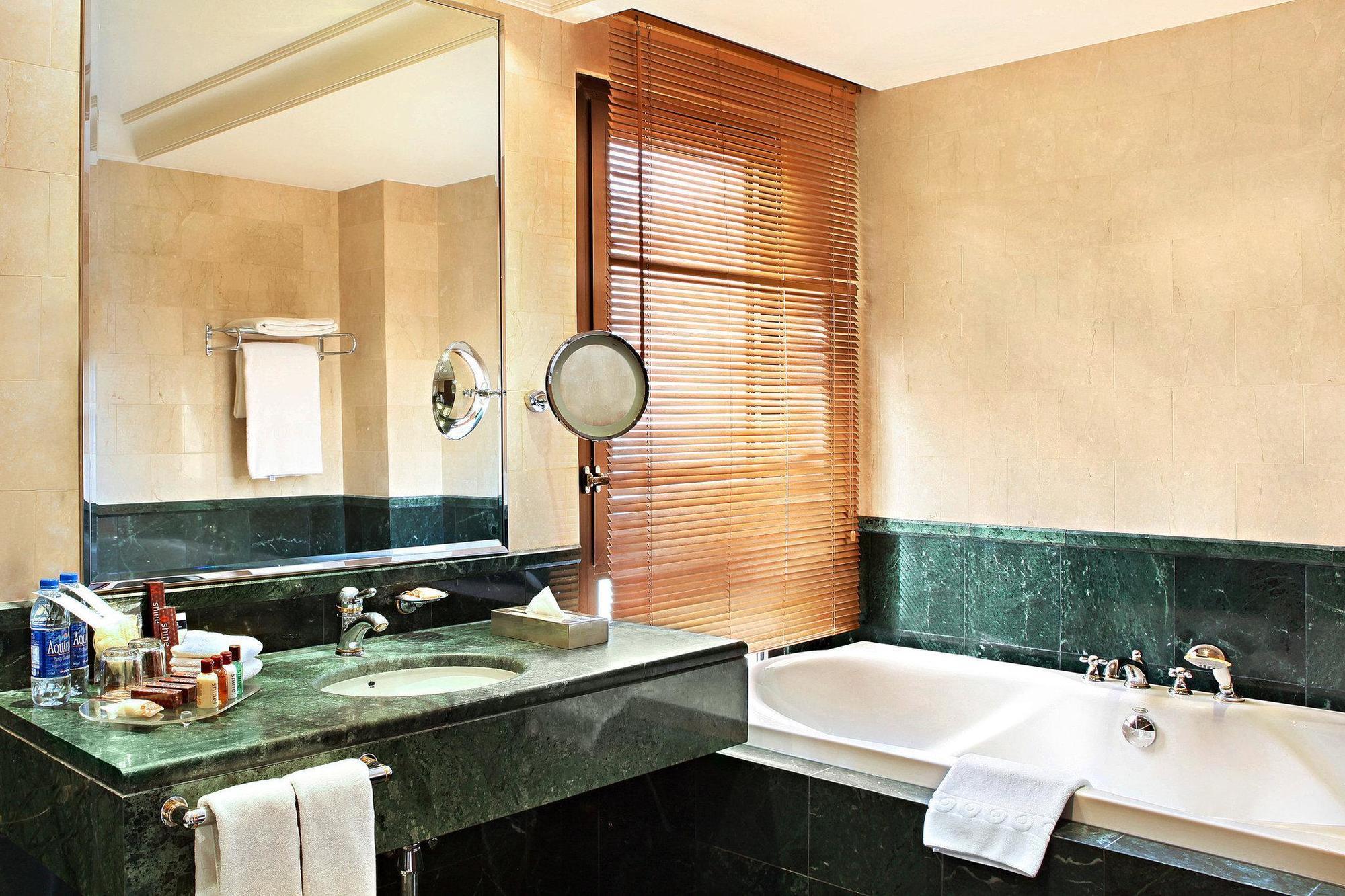 Sheraton & Towers Hotel 5*